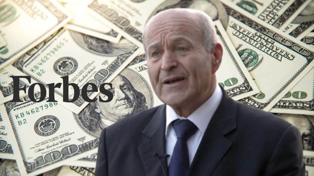 Secret dévoilé : La fortune d’Issad Rebrab, que reste-t-il vraiment ? Homme d'affaires devant un fond de billets de dollar américains.