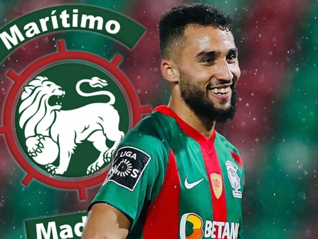 La FIFA valide le choix de Guitane, qui portera les couleurs de l’Algérie lors des prochains matchs Guitane, joueur algérien, en maillot vert et rouge, lors d'un match.