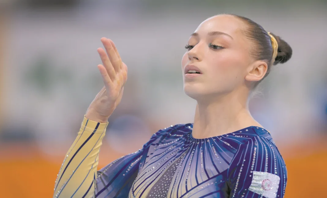 Kaylia Nemour en pleine performance de gymnastique artistique.