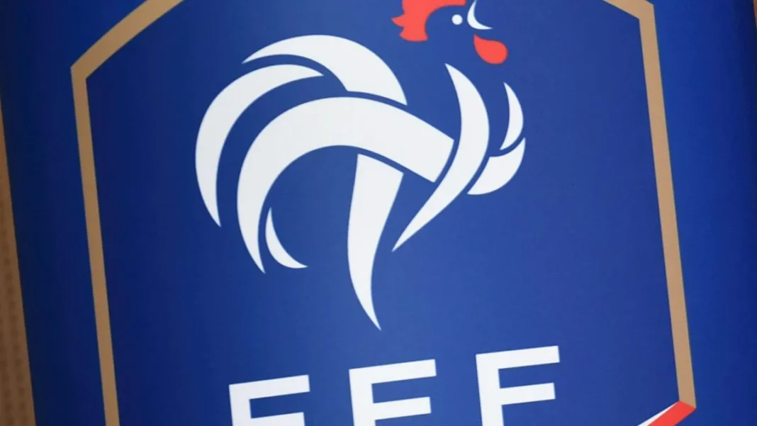 Faut-il Dénoncer la FFF : La Polémique du ‘Zéro Ramadan’ dans le Football Français Logo de la FFF avec un coq stylisé sur fond bleu.
