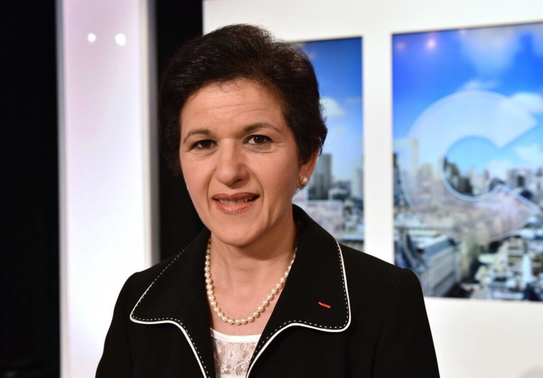 Malika Sorel-Sutter d’origine algérienne rejoint l’extrême droite en France : Un choix controversé Malika Sorel-Sutter, femme politique d'origine algérienne, en interview.