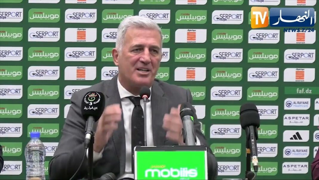 Vladimir Petkovic Compare le Stade 5 Juillet à San Siro Vladimir Petkovic parlant lors d'une conférence de presse sportive.