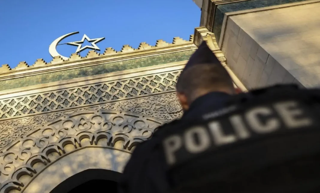 France : Darmanin met les bouchées doubles pour une sécurité optimale durant le Ramadan Policier surveillant une mosquée lors du Ramadan en France.