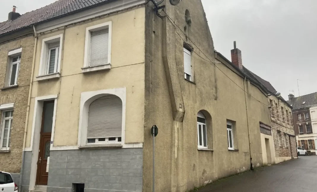 Hallucinant! En France, une tête de cochon découverte devant une mosquée Façade d'une maison ancienne en France avec murs jaunis et fenêtres.