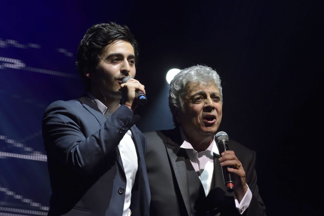 Enrico Macias : Découvrez Symon Macias, Son Petit-Fils Chanteur qui Perpétue son Héritage Symon Macias, petit-fils d'Enrico Macias, chante lors d'un concert.