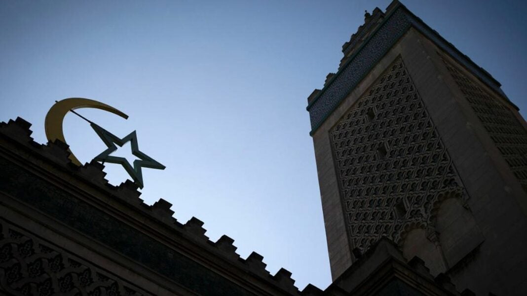 Acte choquant en France : Une tête de cochon devant une mosquée au début du Ramadan Minaret d'une mosquée avec ciel clair au coucher du soleil.