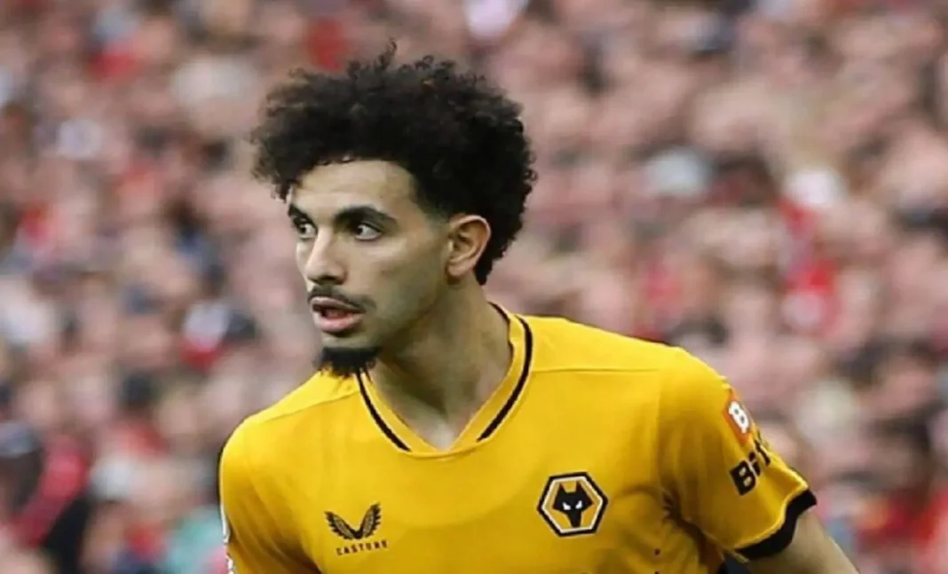 Liverpool prêt à offrir 35 millions d’euros pour Rayan Aït-Nouri : un duel avec Wolverhampton s’annonce Rayan Aït Nouri joueur de football en maillot jaune lors d'un match.