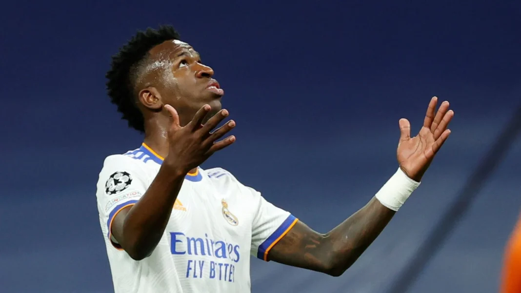 Course au Ballon d’Or 2024 : Vinicius Jr toujours en tête, des bouleversements après l’Euro et la Copa America Vinicius Junior célèbre un but lors d'un match de football en pleine nuit.