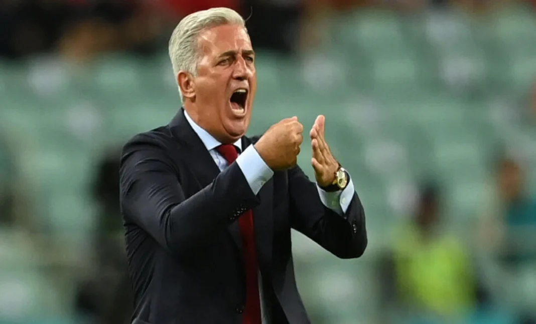 Mondial 2026 (Q) : Petkovic snobe Youcef Belaïli et justifie l’absence de Farès Chaïbi Vladimir Petkovic, entraîneur, encourage son équipe sur le terrain.