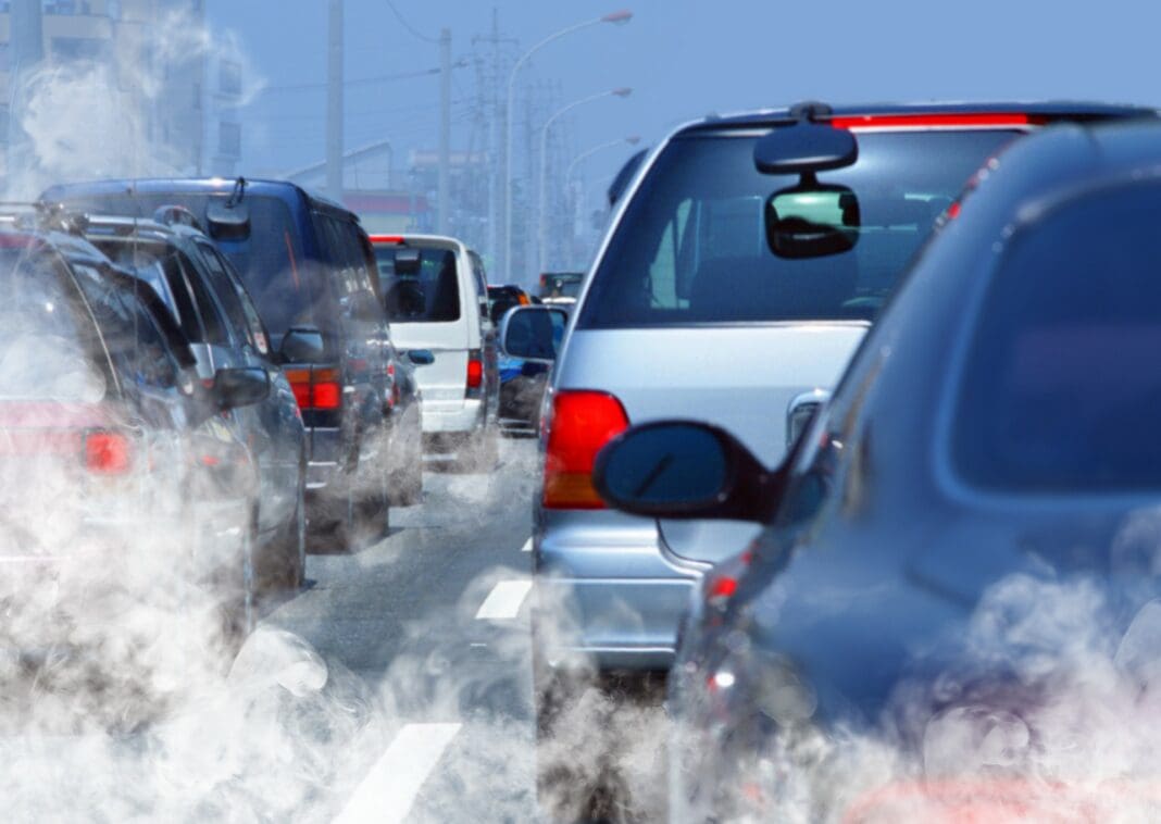 Forte pollution de l'air causée par la circulation automobile dense.