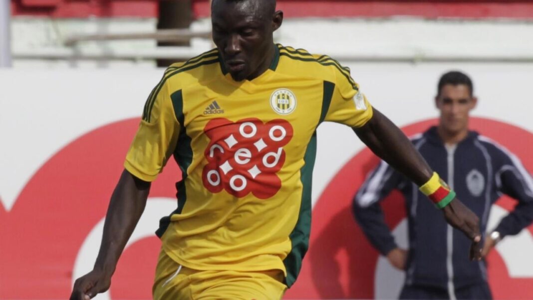 Sanctions après la mort d’Ebossé : la JS Kabylie en huis clos et sans stade jusqu’à la fin de la saison (Rétro) Joueur de la JS Kabylie en action lors d'un match de football.