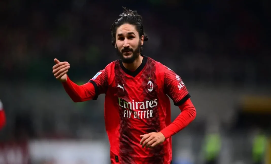Yacine Adli portant le maillot de l'AC Milan lors d'un match de football.