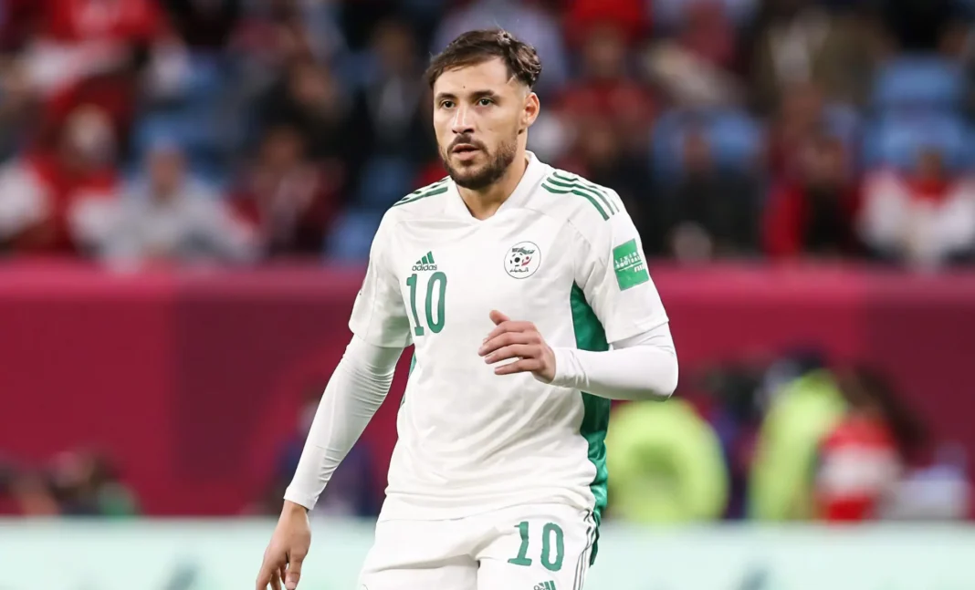 Youcef Belaili portant le maillot de l'Algérie avec le numéro 10.