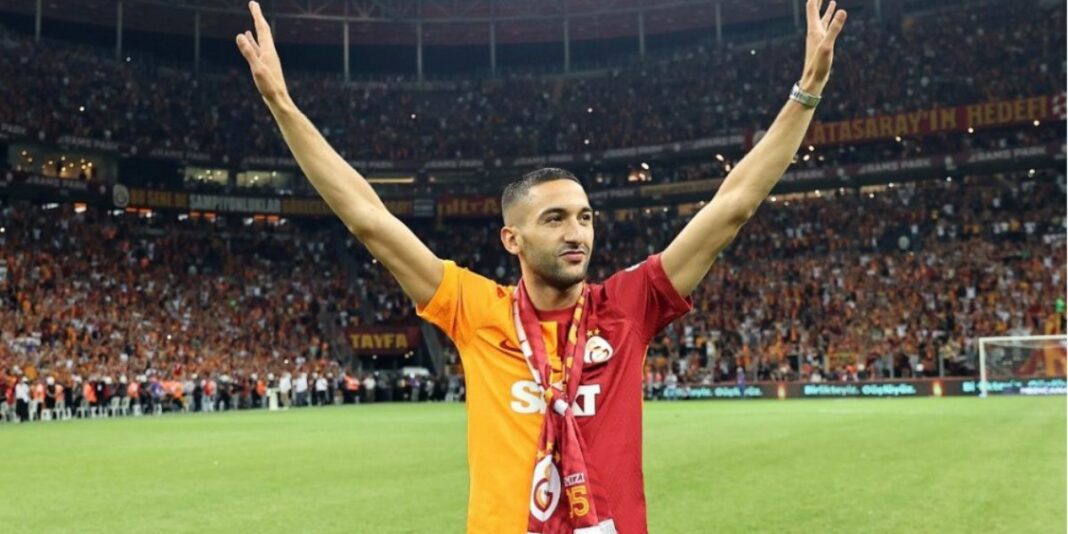 Hakim Ziyech en action avec le maillot du Maroc.