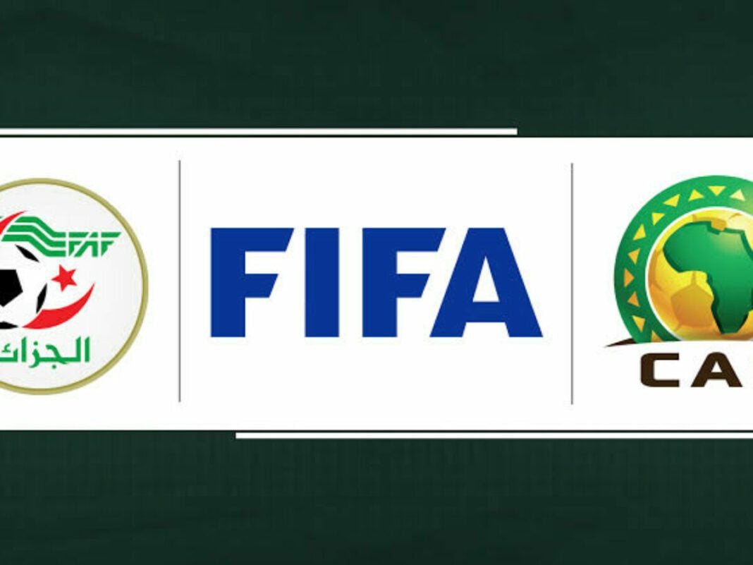 Logos de la CAF, FIFA et FAF alignés sur fond vert.