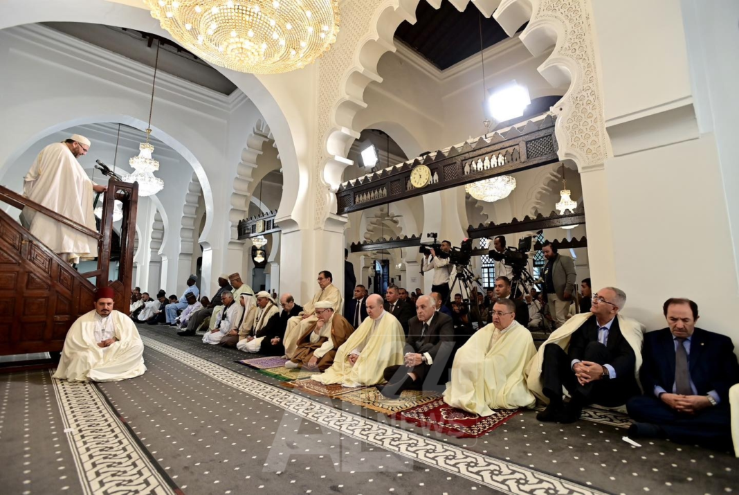 Aïd El Fitr 2024 : Abdelmadjid Tebboune effectue sa prière du jour à la Grande Mosquée d’Alger Croyants en prière lors de l'Aïd El Fitr à la Grande Mosquée d'Alger.