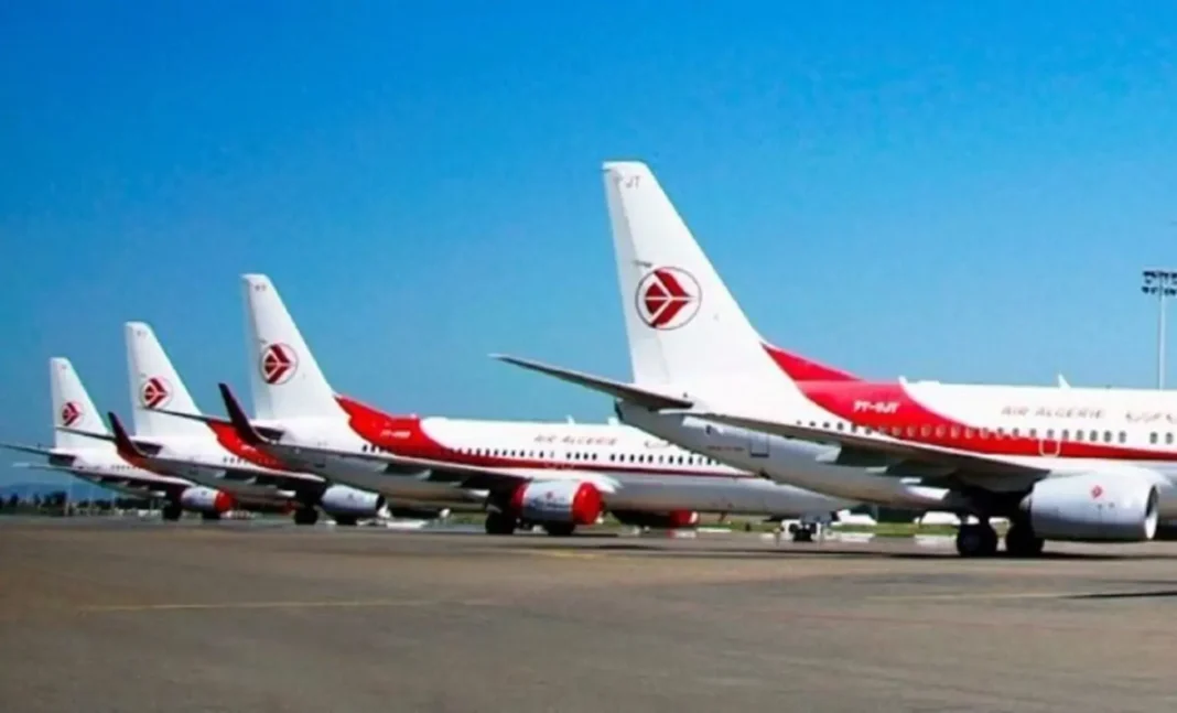 Groupe d'avions d'Air Algérie stationnés à l'aéroport.