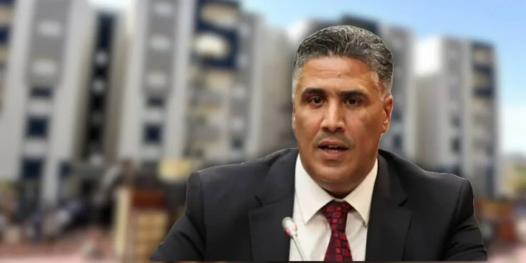 Algérie : en route vers la numérisation du secteur des logements Homme en costume parlant lors d'une conférence sur la numérisation du logement.