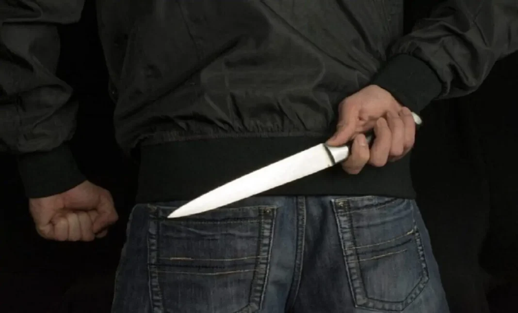 Algérie/Découverte macabre : il assassine sa femme, et brûle son corps Personne tenant un couteau derrière un pantalon.