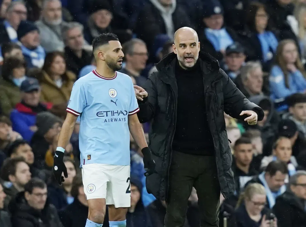 Riyad Mahrez : Vers un retour chez Manchester City ? Les Sky Blues relancent les rumeurs Riyad Mahrez avec l'entraîneur Guardiola lors d'un match de football.