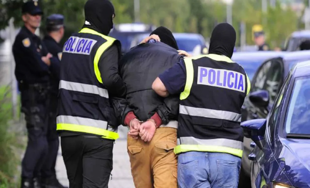 Espagne/Alicante : Un algérien agresse une femme de 88 ans. Elle s’en sort avec un traumatisme crânien Policiers arrêtant un homme lors d'une intervention.