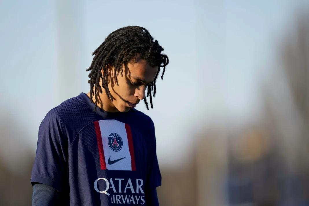 Ethan Mbappe portant le maillot du PSG lors d'un entraînement.