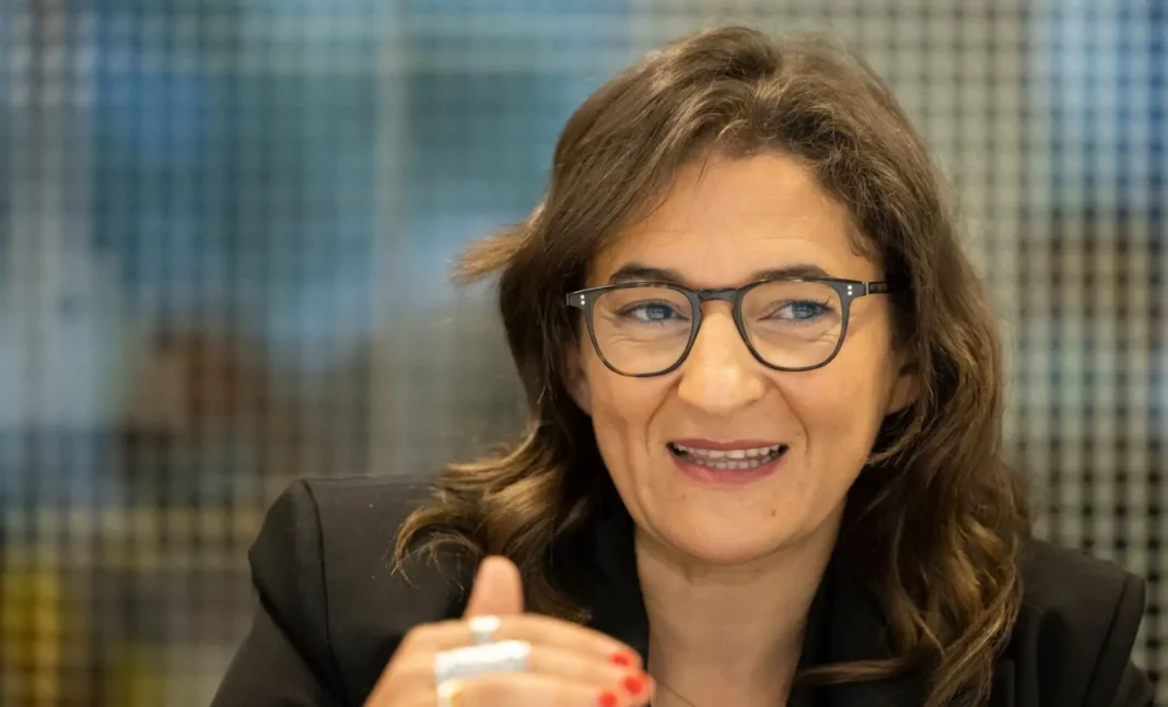 Fayza Lamari entrevoit de racheter ce club français. Un lourd projet aux multiples implications Fayza Lamari, femme d'affaires, lors d'une réunion importante.