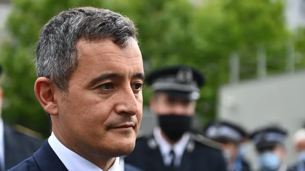 Gérald Darmanin lors d'une intervention Gérald Darmanin en discussion avec des policiers en extérieur.