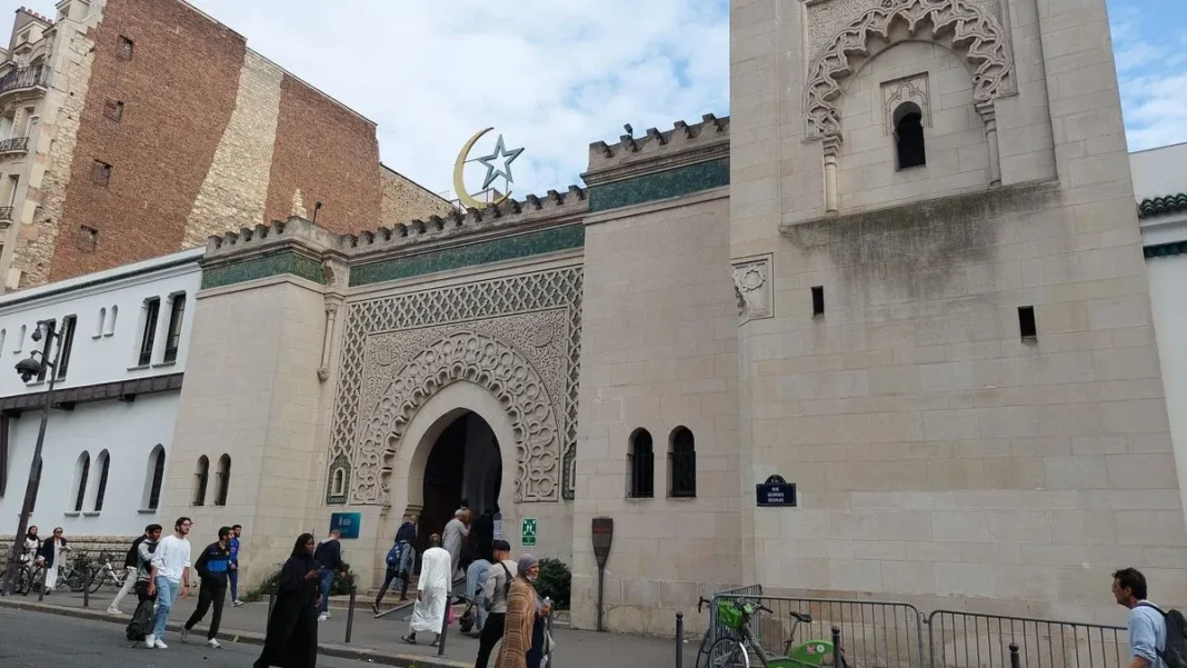 France : Un nouveau cas d’agression de mosquée enregistré Visiteurs devant une mosquée à Paris, architecture islamique traditionnelle.