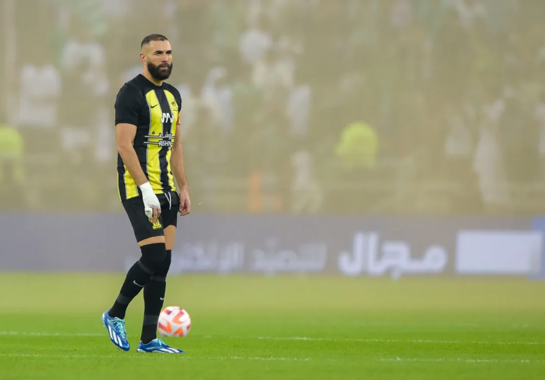 Coup dur! Karim Benzema souhaiterait quitter son club en fin de saison Karim Benzema en action lors d'un match de football professionnel.