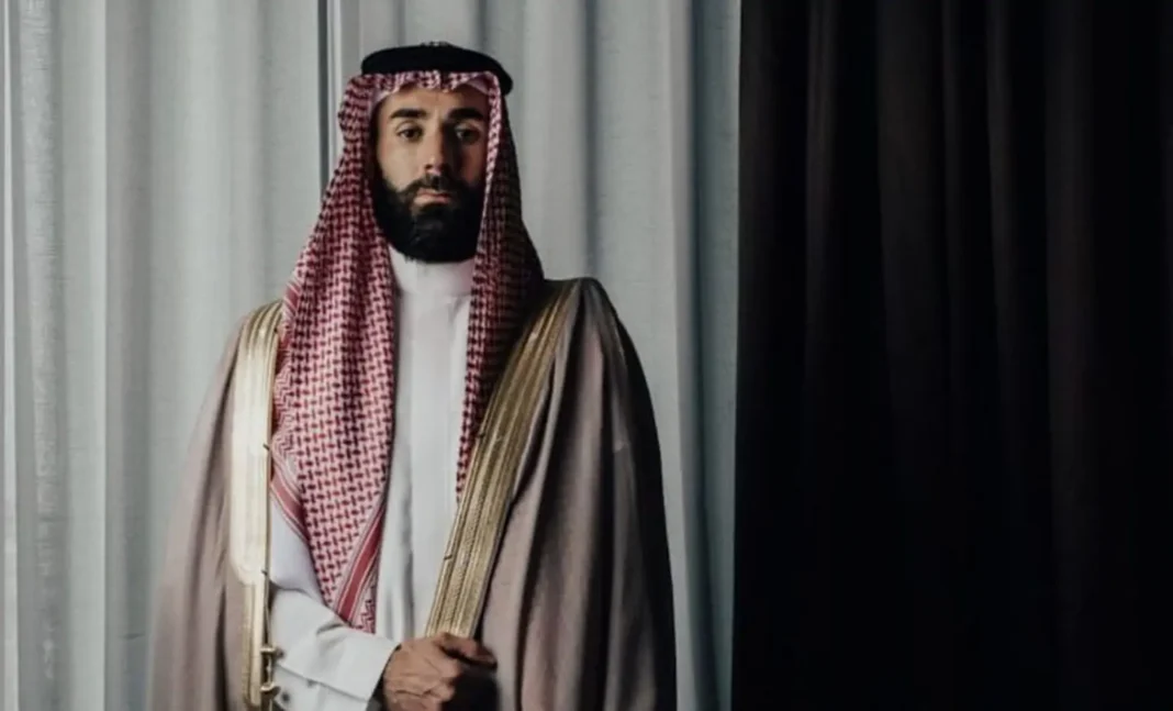 Karim Benzema portant une robe traditionnelle saoudienne et un keffieh.