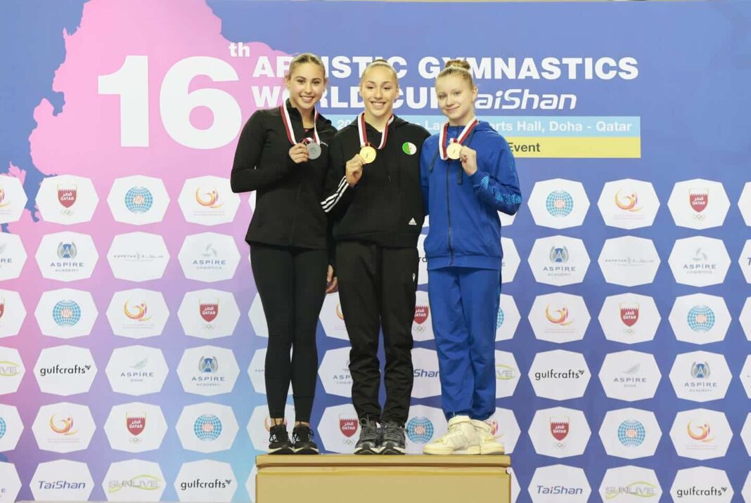 Nouvelle médaille en Or : Kaylia Nemour honore l’Algérie au Mondial de Doha Trois gymnastes sur le podium avec médailles d'or, d'argent et de bronze.