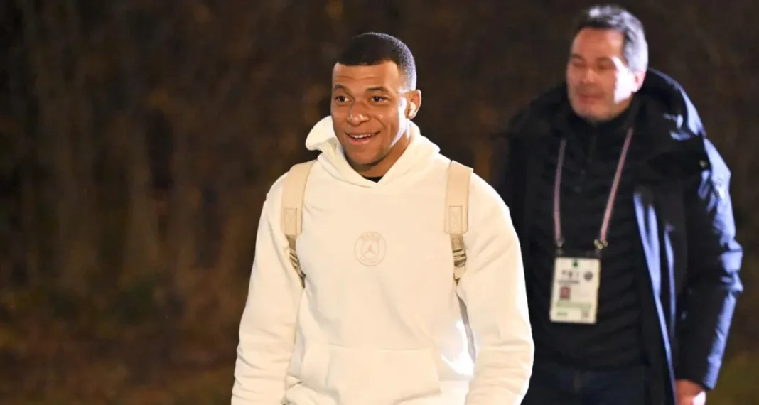 Kylian Mbappe s’offre un voyage au lendemain du choc PSG-Barça : des interrogations naissent Kylian Mbappe souriant lors d'un déplacement nocturne.