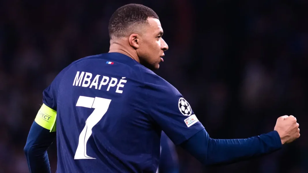 Kylian Mbappé en maillot du PSG lors d'un match important.