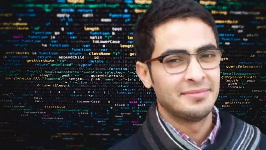 Fouad Bousetouane, Algérien, en costume, devant un fond numérique.
