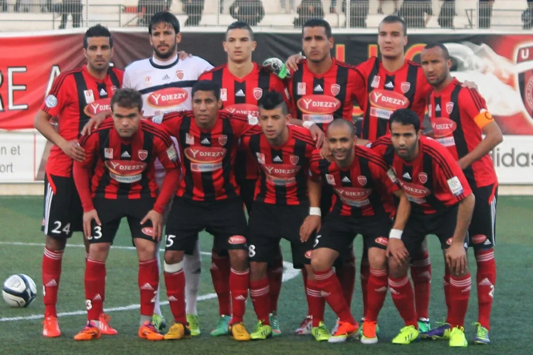 L’USM Alger dans de beaux draps! Une sanction supplémentaire en cours de téléchargement Groupe de joueurs de l'USM Alger en uniforme lors d'un match.