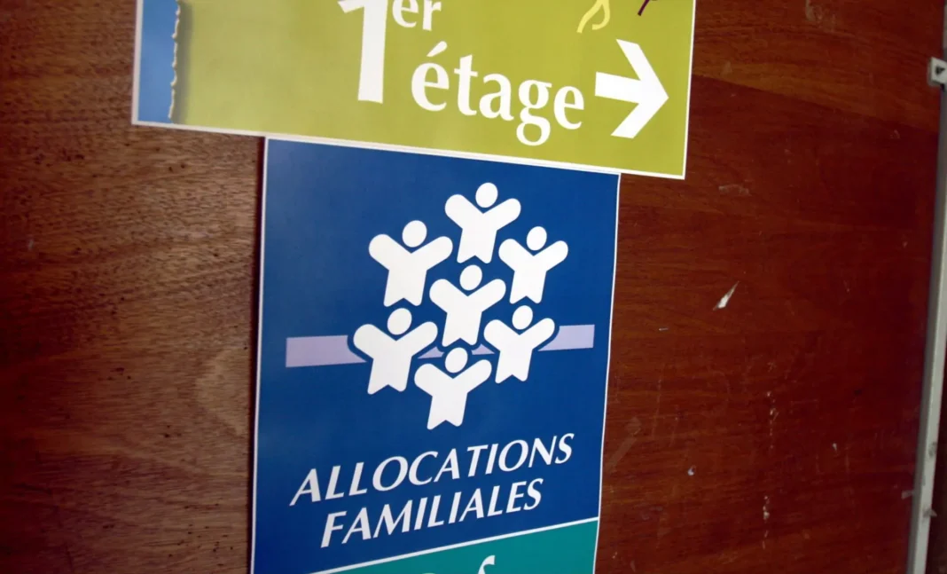 Panneaux indiquant l'orientation vers les allocations familiales et le premier étage.
