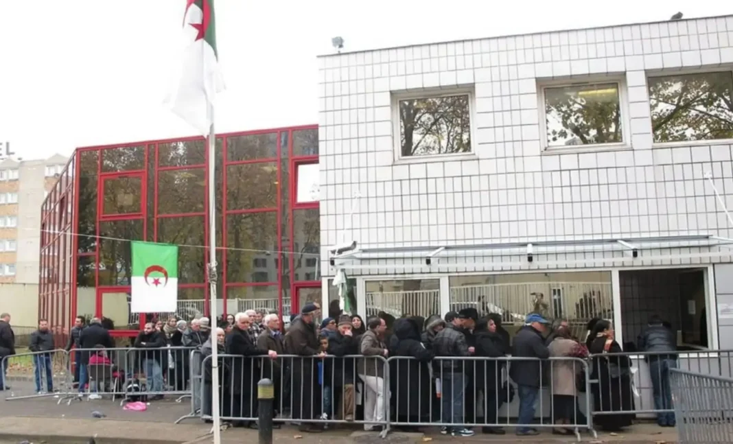 Urgent ! Le Consulat général d’Algérie à Lille annonce… Foule de personnes faisant la queue devant le consulat d'Algérie à Lille.