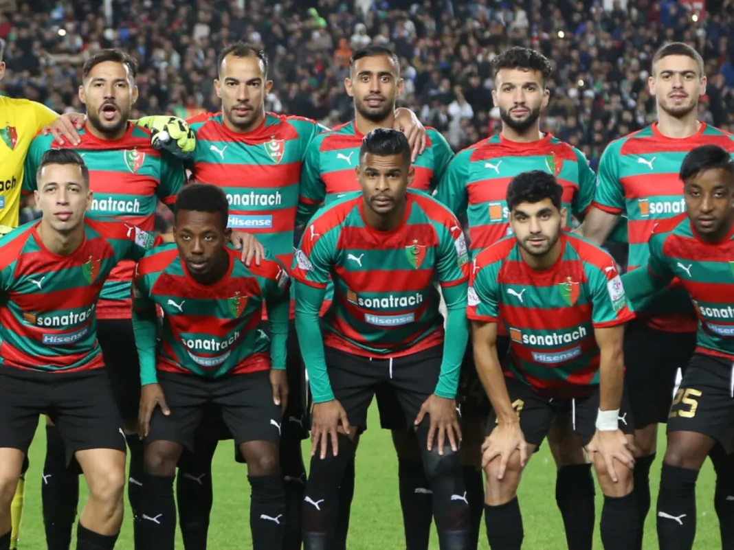Le MC Alger enchaine ! 2 internationaux algériens sur le point d’être cooptés Équipe du MC Alger lors d'un match de football.