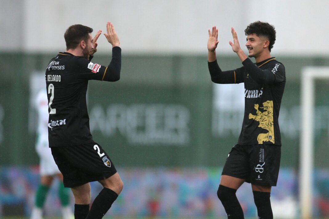 Mohamed Bachir célèbre face à Estrela Amadora Deux joueurs de football en célébration lors d'un match.