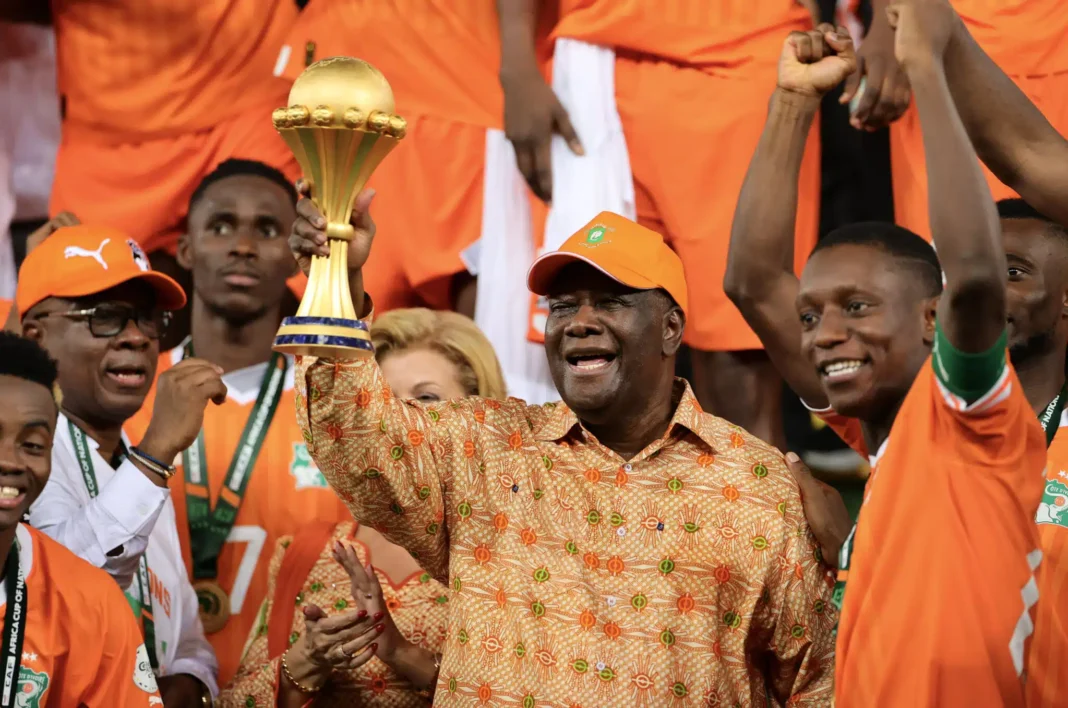 Victoire historique Victoire de l'équipe nationale lors de la CAN, célébrée par le président et les joueurs.
