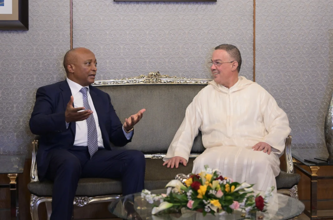 Deux hommes en discussion lors d'une rencontre officielle au Maroc.
