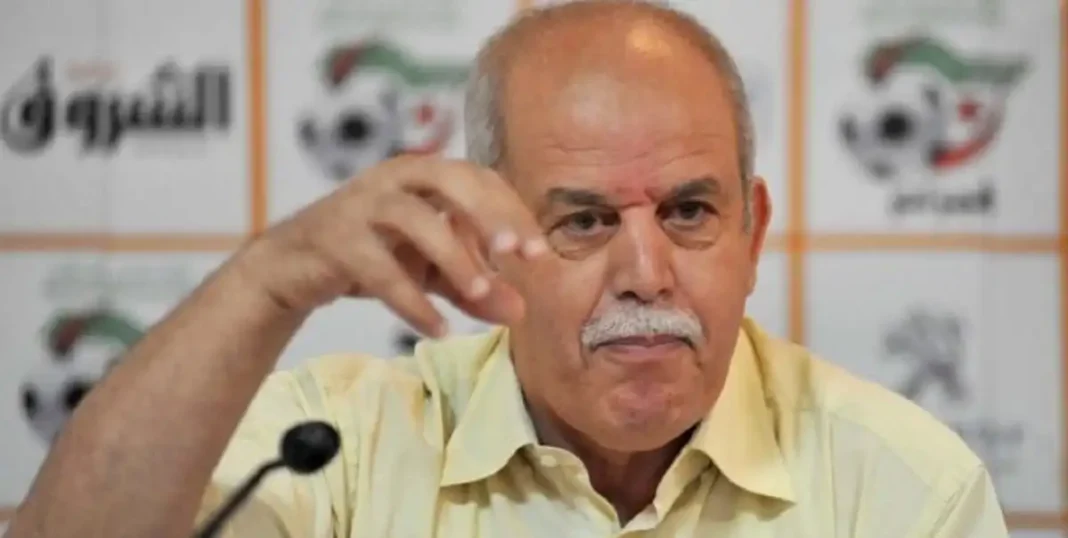 Rabah Saâdane lors d'une conférence Rabah Saâdane, ancien entraîneur, lors d'une conférence sportive.