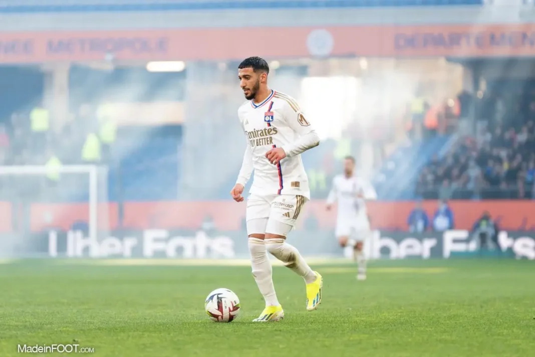 Said Benrahma tout feu tout flamme! Le Fennec donne une leçon de foot à Monaco Said Benrahma en train de jouer au football pour West Ham.