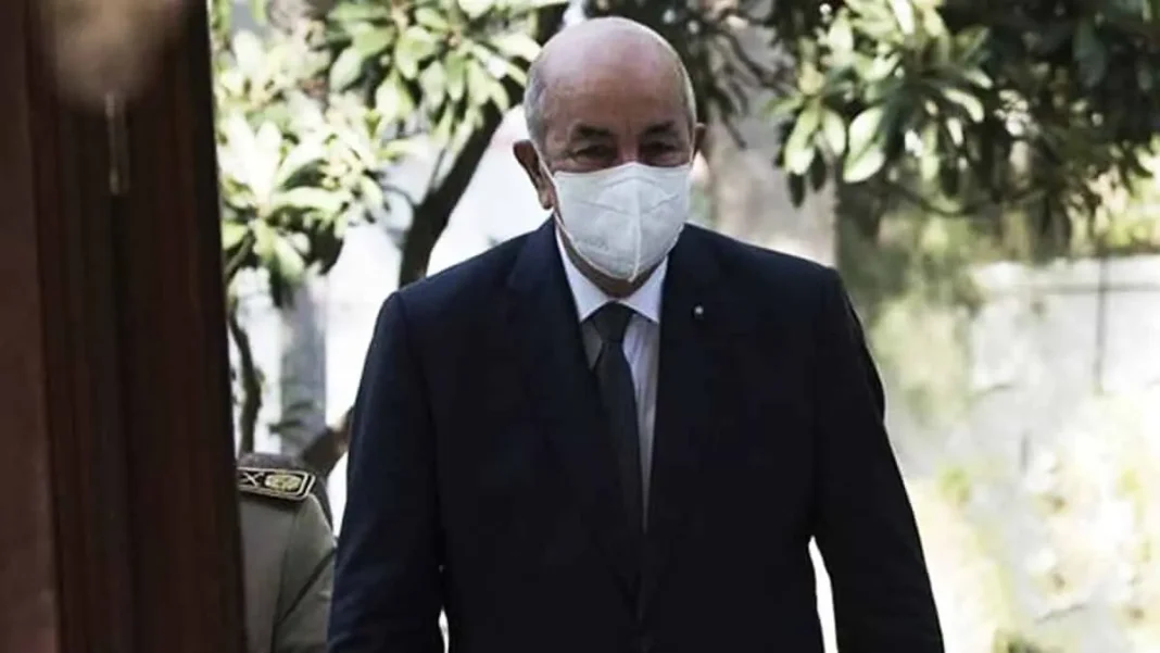Abdelmadjid Tebboune portant un masque lors d'une visite officielle.