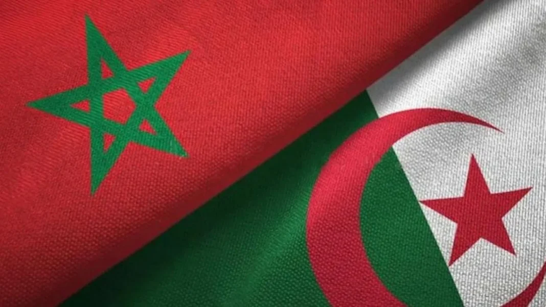 Un journaliste marocain jette de l’eau sale à la FAF. L’effet Boomerang est automatique! Drapeaux du Maroc et de l'Algérie côte à côte.