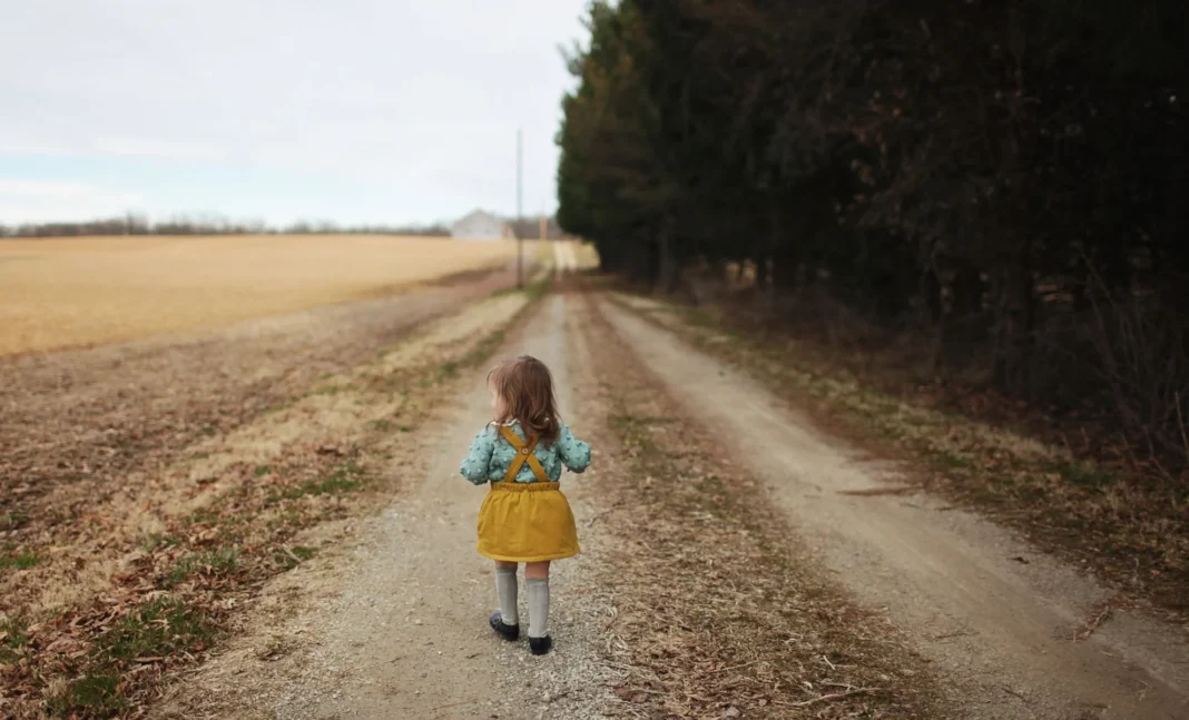Algérie : une mère inflige de lourdes blessures à sa fille de 3 ans. Celle ci passe de vie à trépas Jeune fille marchant seule sur un chemin de campagne isolé.