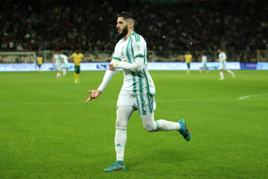 Yassine Benzia, le phénix qui renait de ses cendres : découvrez l’émouvant parcours du buteur algérien Yassine Benzia lors d'un match de football en direct.