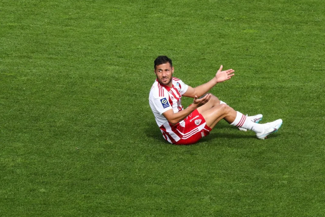 Youcef Belaili s’excuse publiquement, après s’être pris à une arbitre Youcef Belaili assis sur le terrain de football, en tenue sportive.