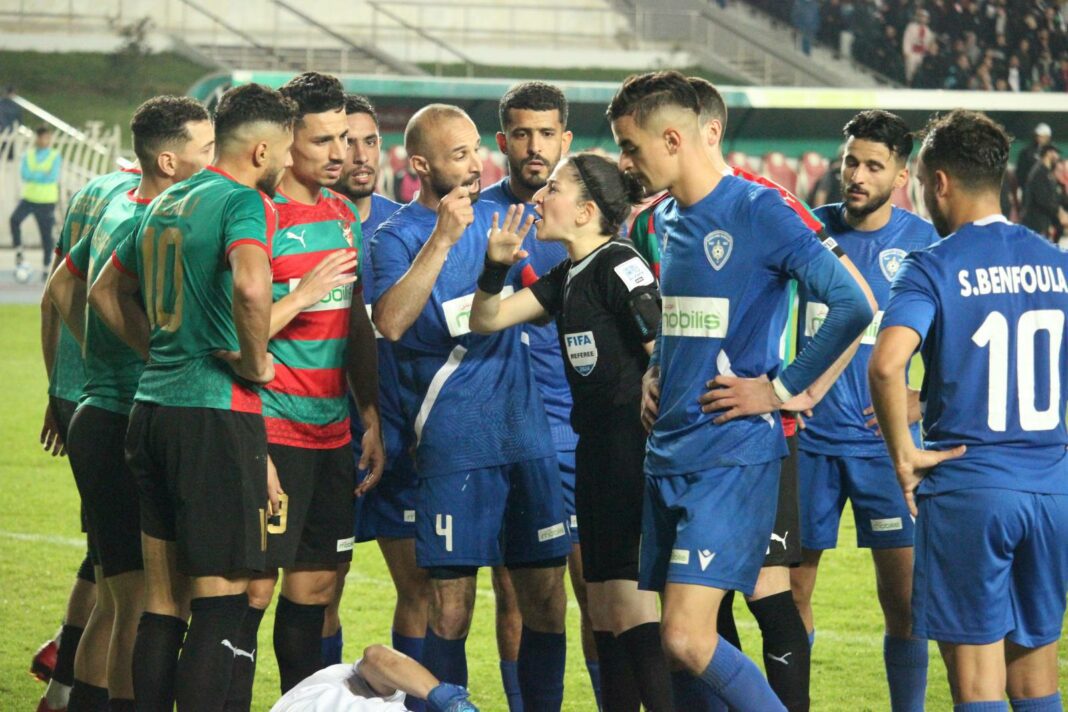 Conflit entre joueurs de football Joueurs de football en dispute lors d'un match sur le terrain.